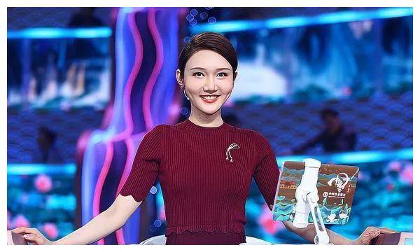 原创龙洋粉色套裙亮相彰显端庄优雅散发知性魅力