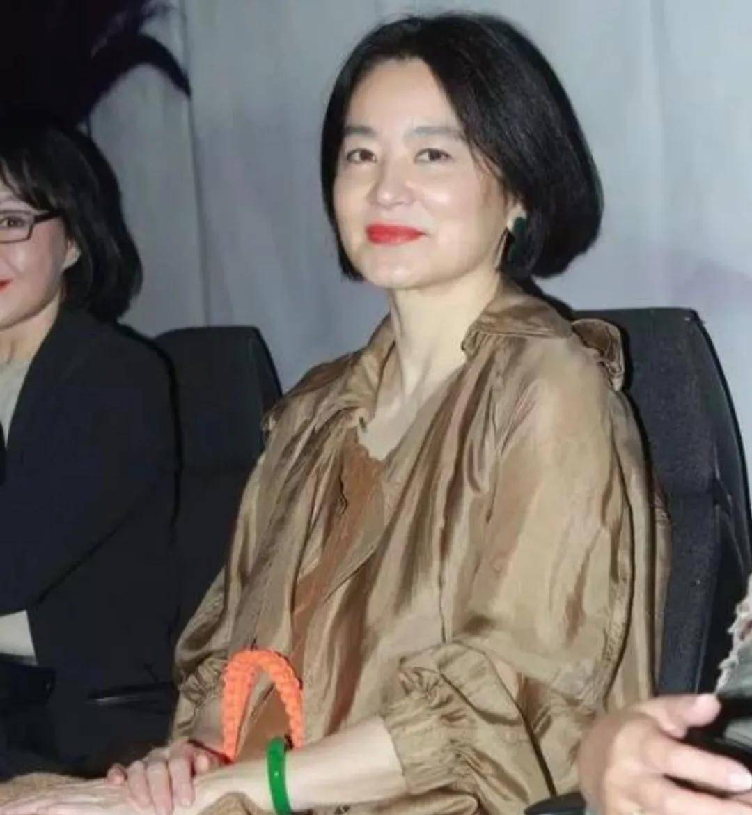 原创林青霞年轻时超美如今佩戴百万翡翠手镯网友姐姐还是那么美