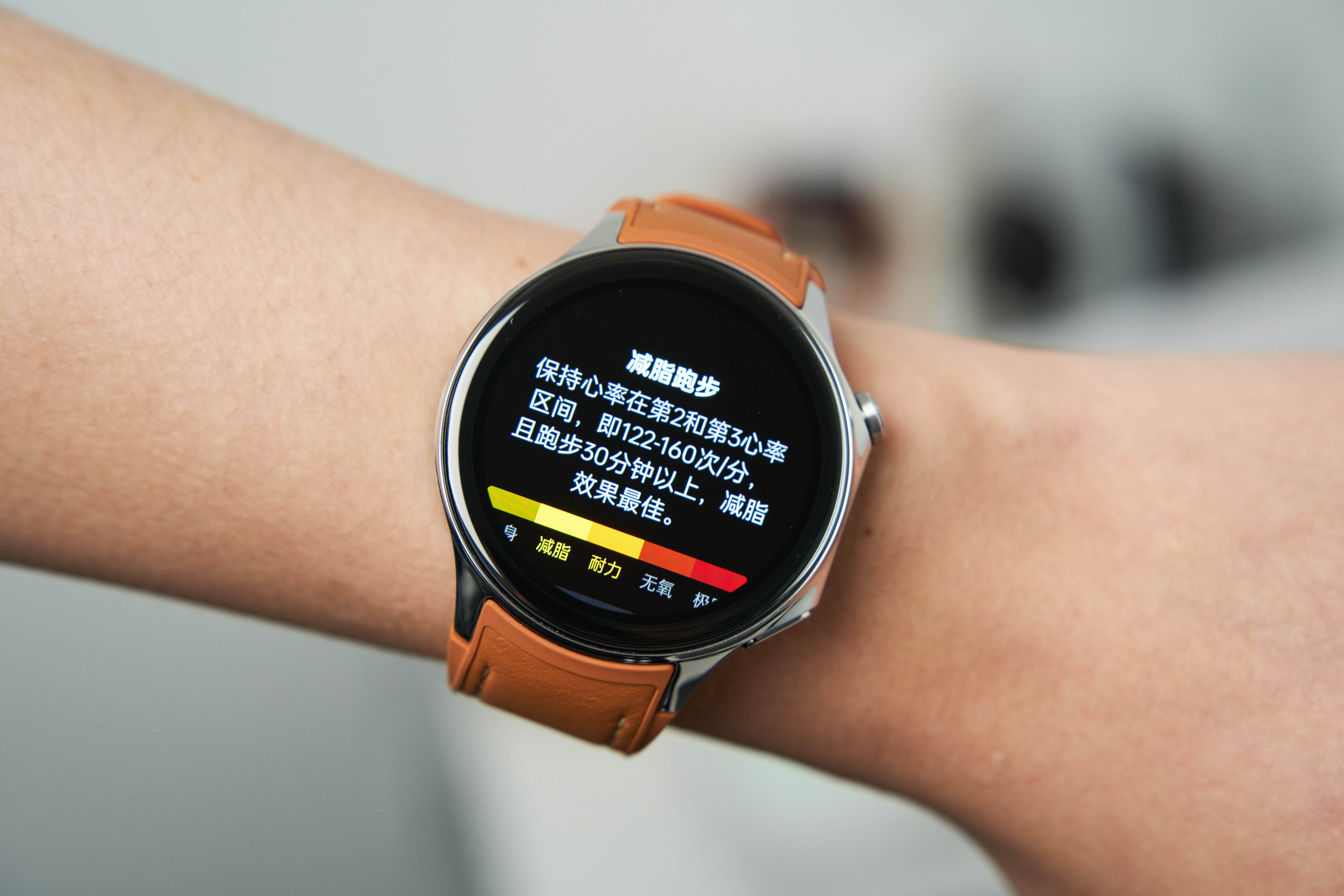 oppo watch x配备高精度旗舰传感器,包括8通道心率传感器,16通道血氧