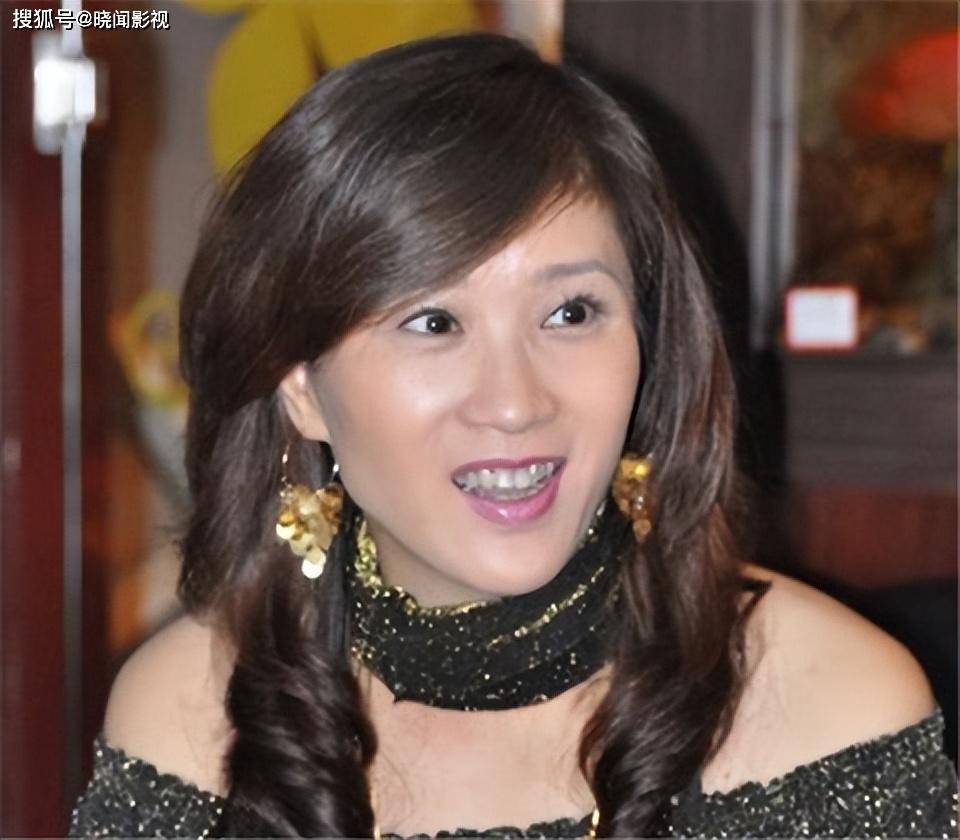 53岁女港星内地农村走穴,唱歌难听还笑场,出场费垫底仍遭嫌弃!_袁洁仪