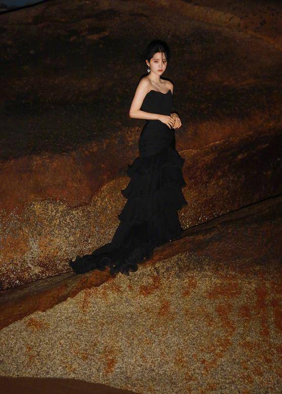 欧阳娜娜海滩穿礼服拍写真,脚上的鞋子成亮点,是对粉丝最大的尊重!
