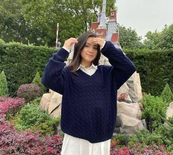 原创原创14岁tvb新签女艺人开学学生照青春气息十足被认必大红大紫