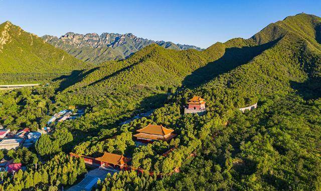 明定陵:这是万历皇帝和他的两个皇后,坐落在大峪山下,耗时六年建成
