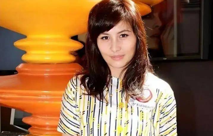 原创进娱乐圈拍限极片一身反骨做尽荒唐事何超仪的底气从何而来