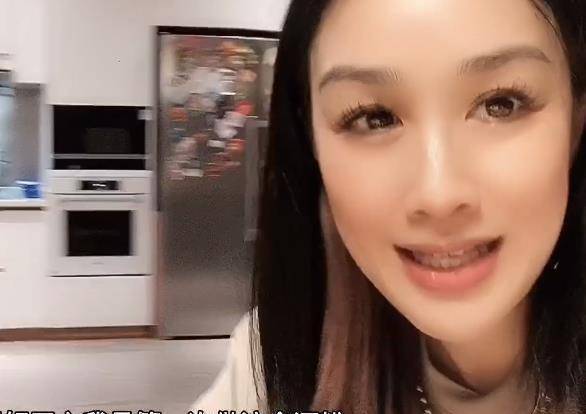 拍摄过程中有不少钟丽缇和考拉同框的画面,小姑娘经常做各种搞怪表情