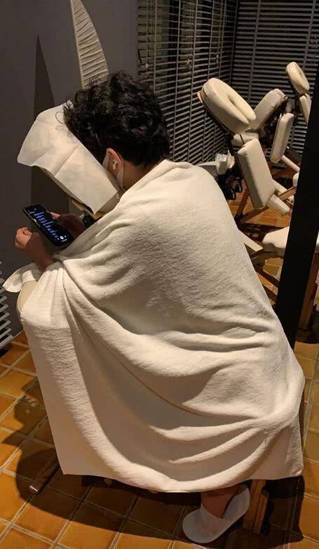 两儿子搂肩自拍,刻意选情人节相框表白他们超有爱_照片_quintus_口罩