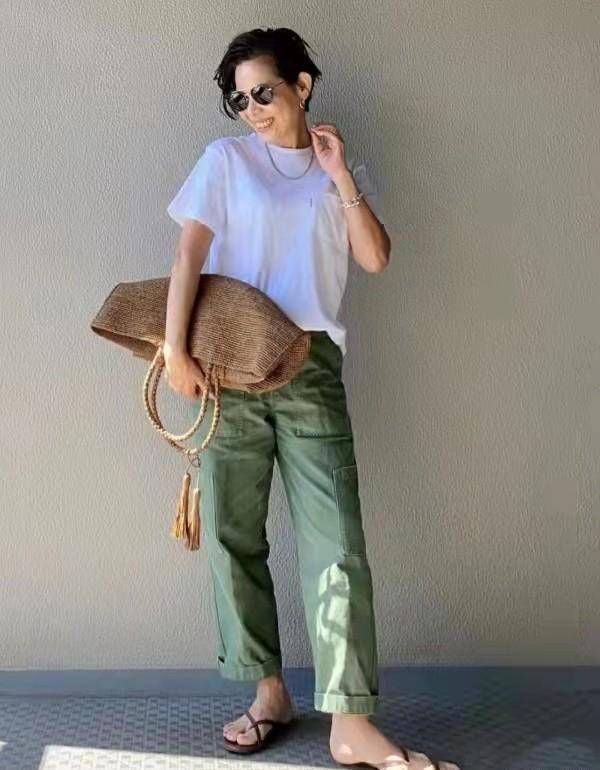 深色t恤搭配浅色休闲裤,再配上人字拖,这种穿搭非常中性,如果碰巧你的