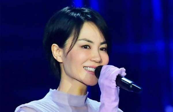 两个人相遇,在电影《2046》2004年的《2046》中,王菲饰演了一个机器人