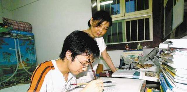 15年前那位背母上学的刘婷后来变性成女人现状如何