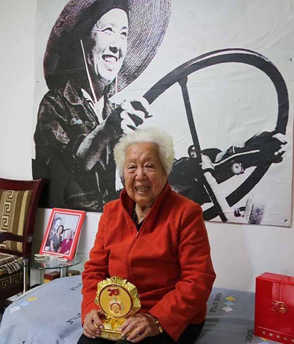 从地主家的女儿受人鄙视到全国劳动模范受人尊敬她是怎么做到的