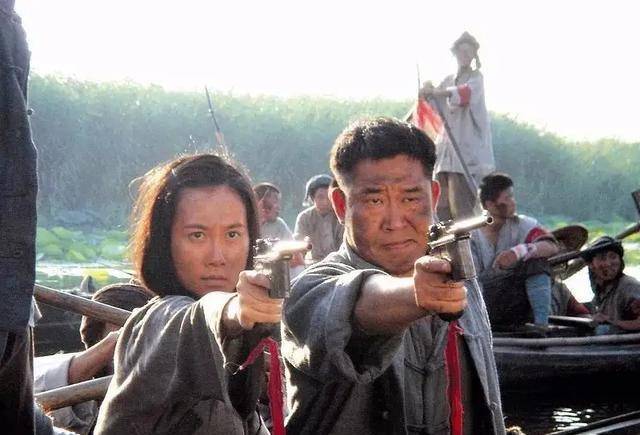 刘三黑一看,顿时暗叫不好,据点之内,部队的枪械全