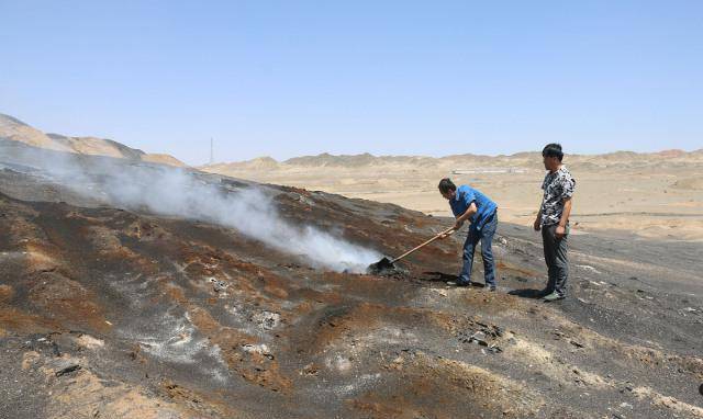 原创贺兰山煤炭已经燃烧三百多年每年损失超十亿为何不能用水扑灭