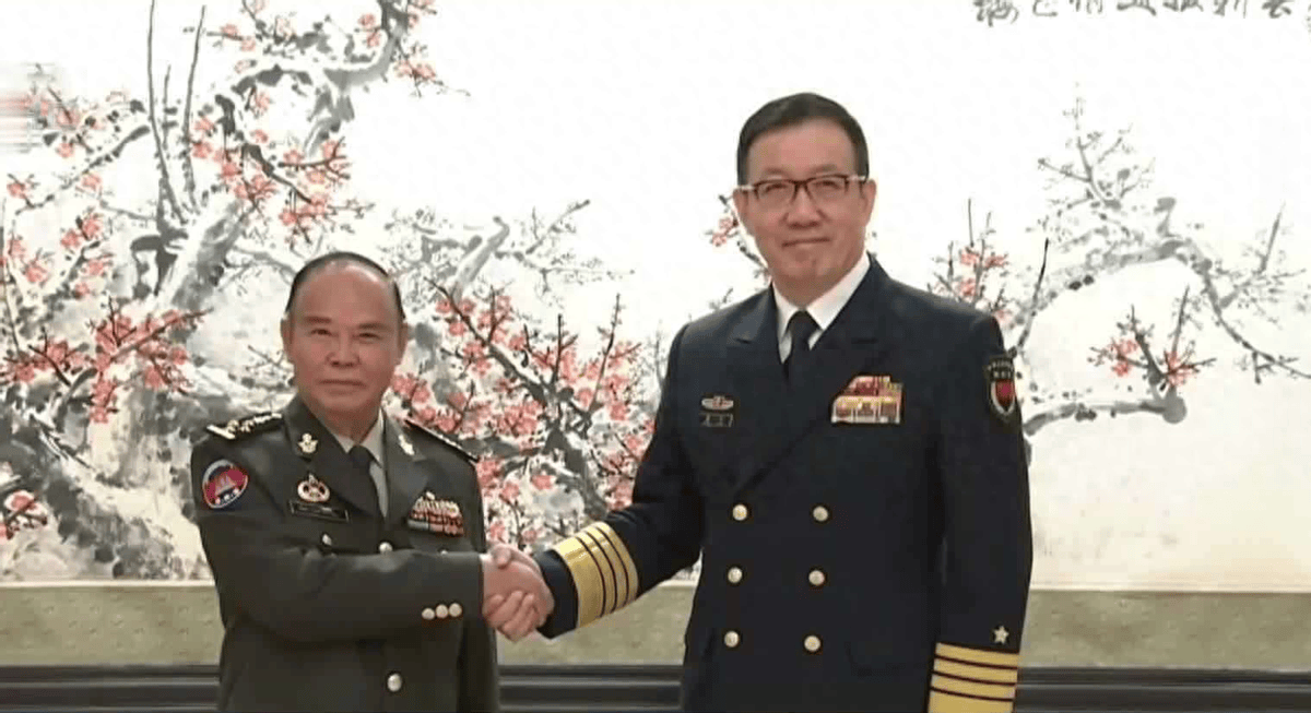 副司令兼陆军司令毛索潘率团访问中国,在北京与中国国防部长董军等