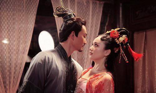 皇帝打瞌睡出丑,13岁贴身宫女不懂事,不小心笑出了声,从此改变命运