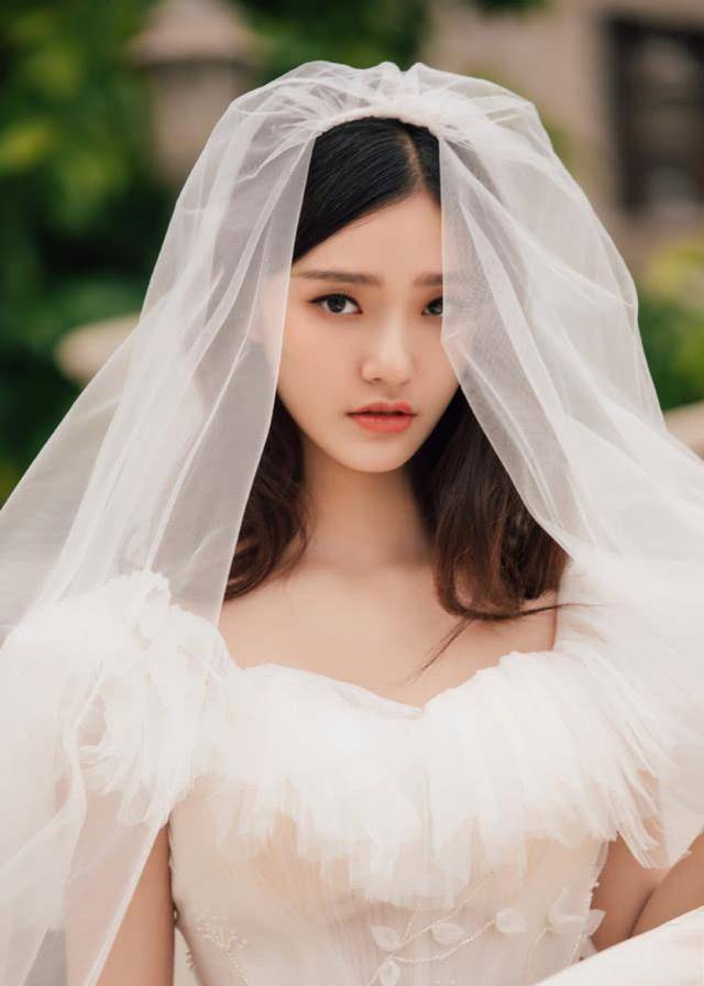 原创24岁林允为自己穿婚纱手捧鲜花头戴白纱看完我都心动了
