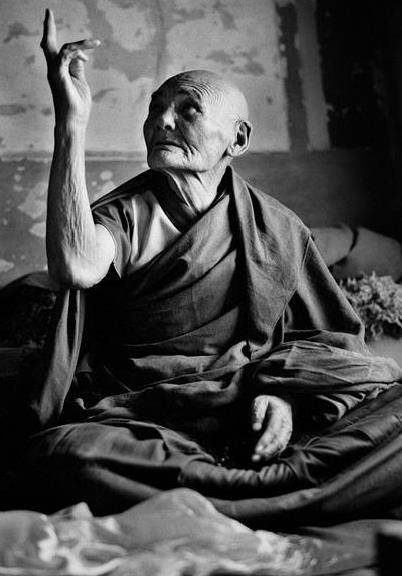 原创原来真有闭关的僧人一个50多年未出山门一个头发4米长了