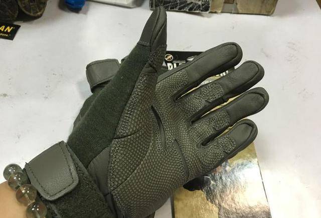 原创为何很多美军士兵要戴着手套作战