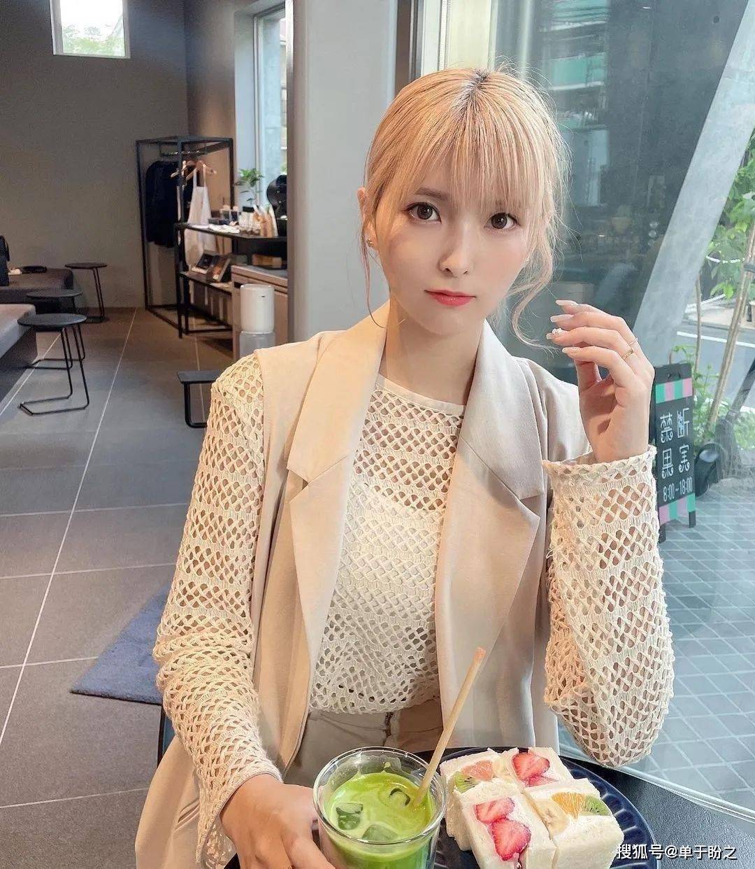 原创25岁单身日本小姐姐身材丰满想藏也藏不住