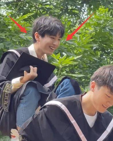 原创王俊凯回北电和同学有说有笑遇到老师却一脸乖巧生图明星相优越