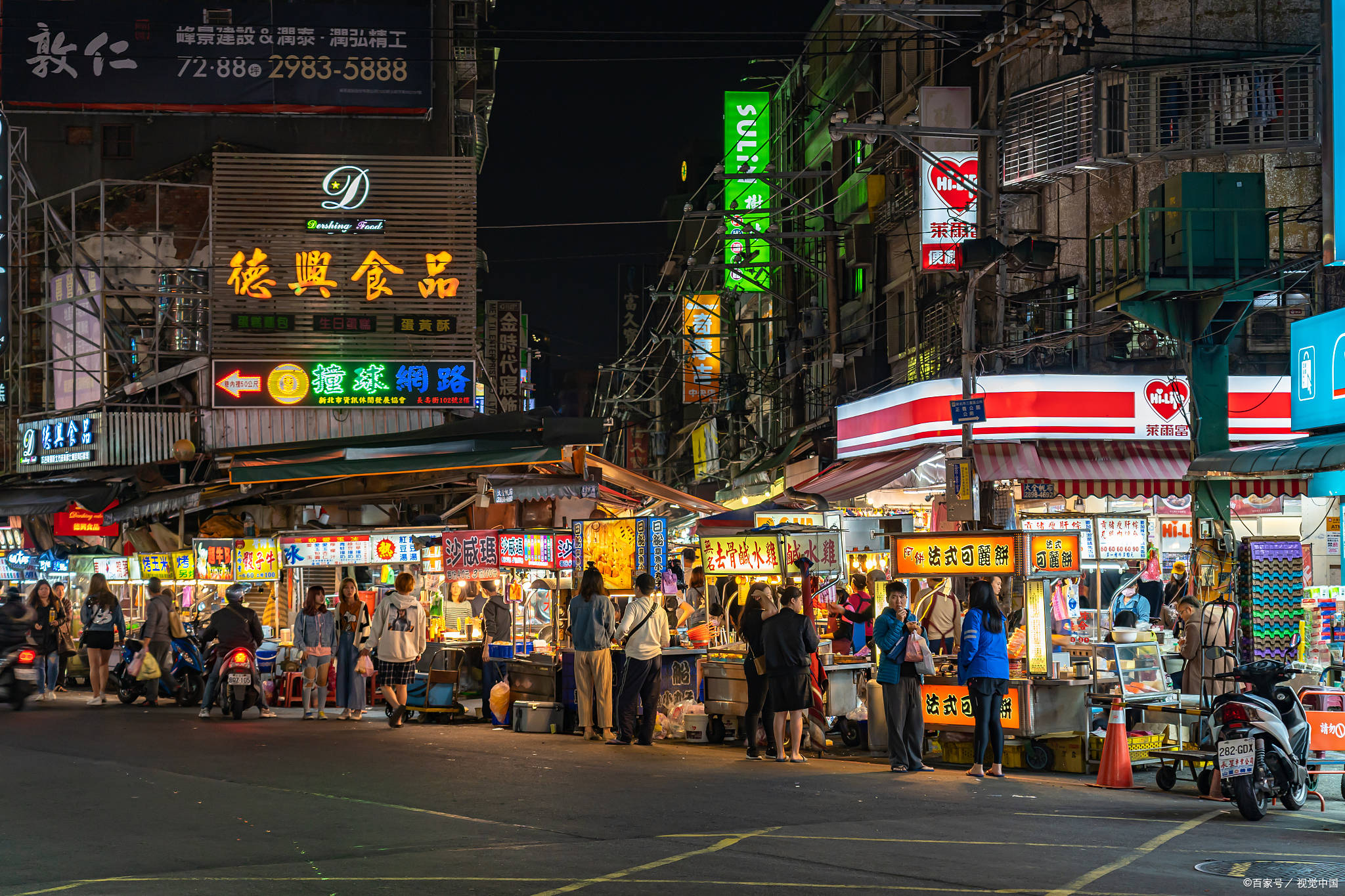 上环/中环>半山扶梯>嘉咸街>石板街>艺穗会>太平山顶缆车>天星小轮>