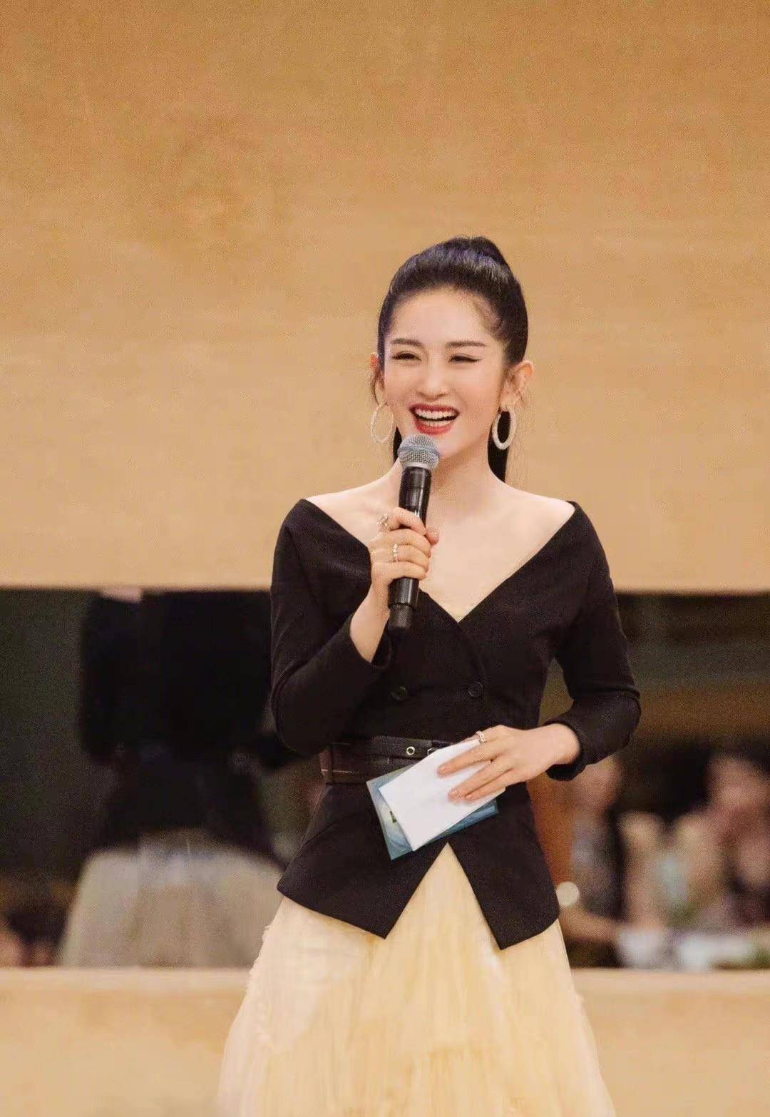 谢娜"逆袭"回归主持,穿露肩衣扎高马尾,气场强大又高级