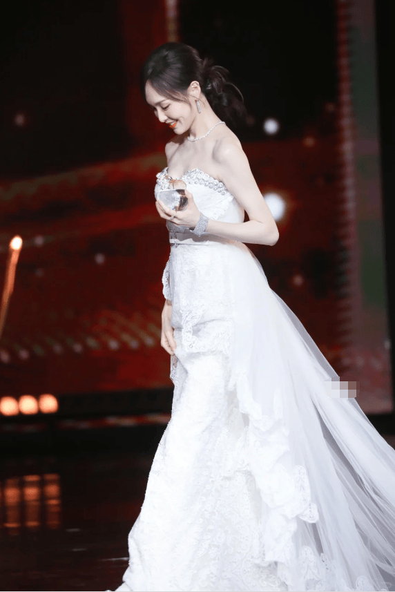 上海这一夜看到获奖的唐嫣才知她和杨幂当初的选择差别有多大