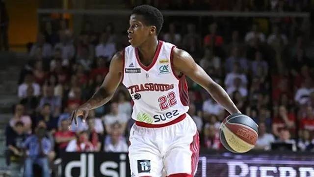 尼利基纳他的身高和身体素质使他成为一名出色的防守球员