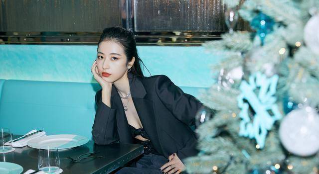 原创25岁周雨彤放得开穿三个蝴蝶结就出门油头造型太炫酷