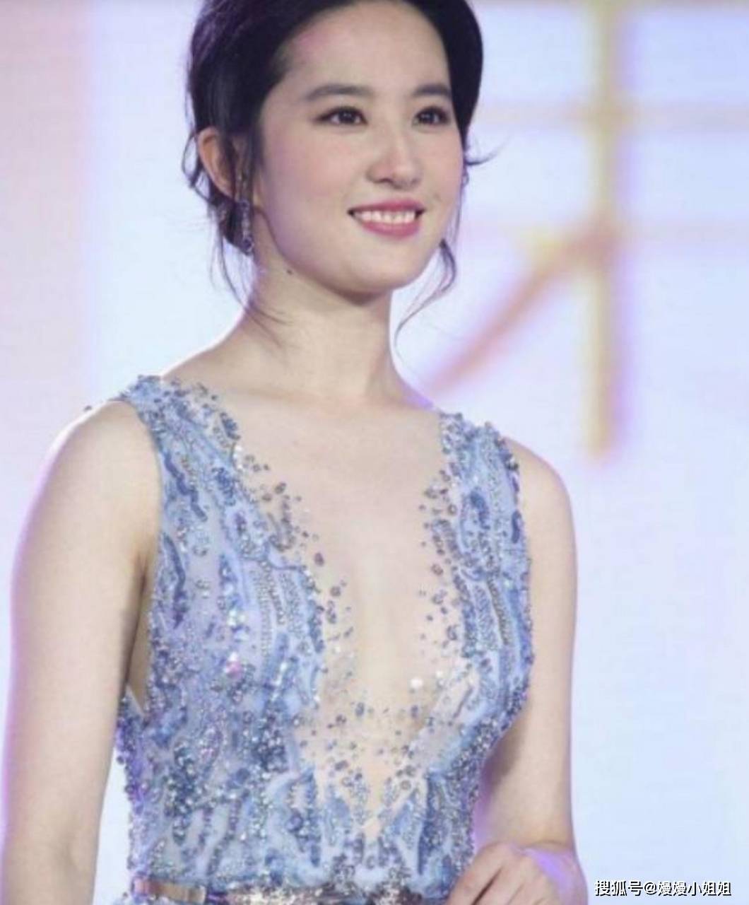 原创刘亦菲惊艳亮相蕾丝裙领口开到腰