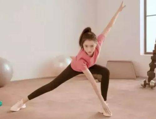 关晓彤的蜜桃臀火了练瑜伽照片被粉丝疯传鹿晗评论区沦陷