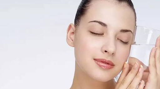 原创蜂蜜是种好东西其效果对女人有着非常显著的作用