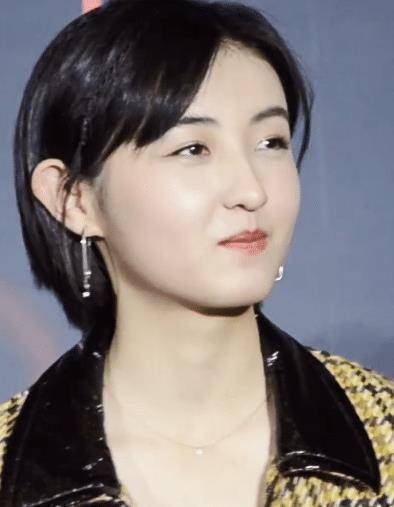 原创张子枫现身成都皮肤白嫩侧颜超美同框168女演员身高真相了