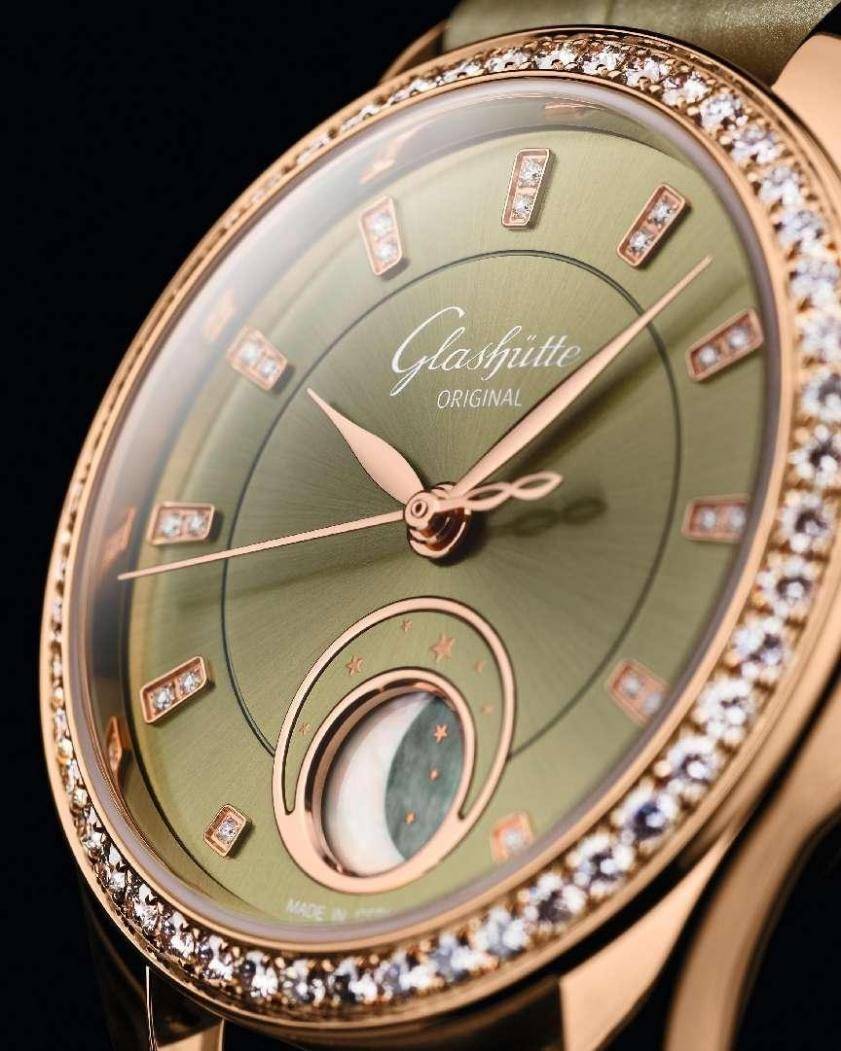 斯沃琪纯白moonswatch史努比月相腕表致敬经典