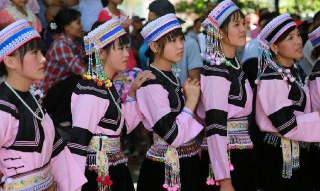 其实是中国的少数民族一部分生活在越南境内,比如瑶族,傣族,苗族,倮倮