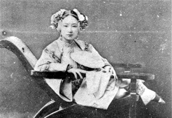 清朝时期美国兄弟为何买走清朝美女只因小脚能当展览品