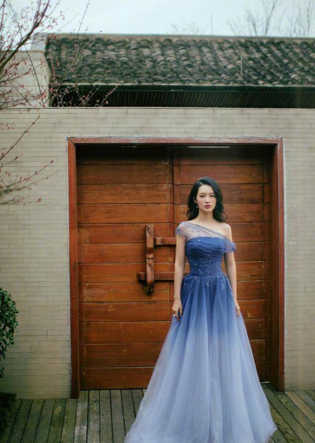 原创29岁的李沁,甜美风格穿搭,非常休闲和养眼!_衣服_黑色_显得