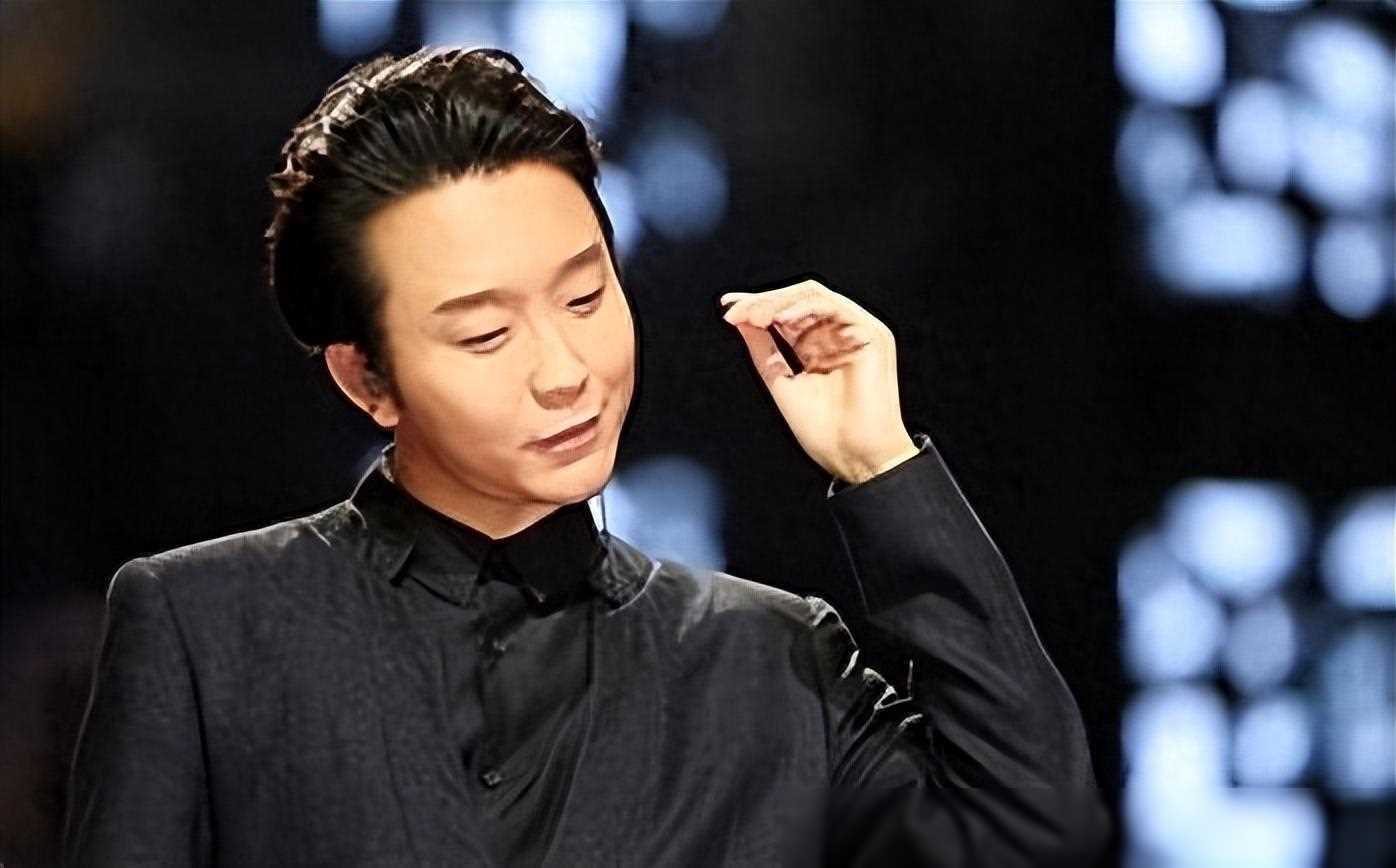 如今的李玉刚,不恋爱不结婚,步履维艰需要搀扶,究竟为何?