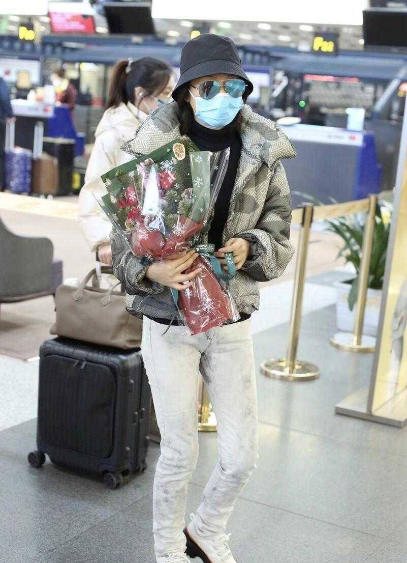 闫妮瘦身后真会穿立领羽绒服配紧身牛仔裤年轻10岁不止