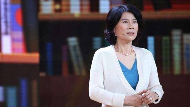 28岁丧夫,守寡一生,离乡打工抚养孩子,如今500万年薪仍单身_董明珠