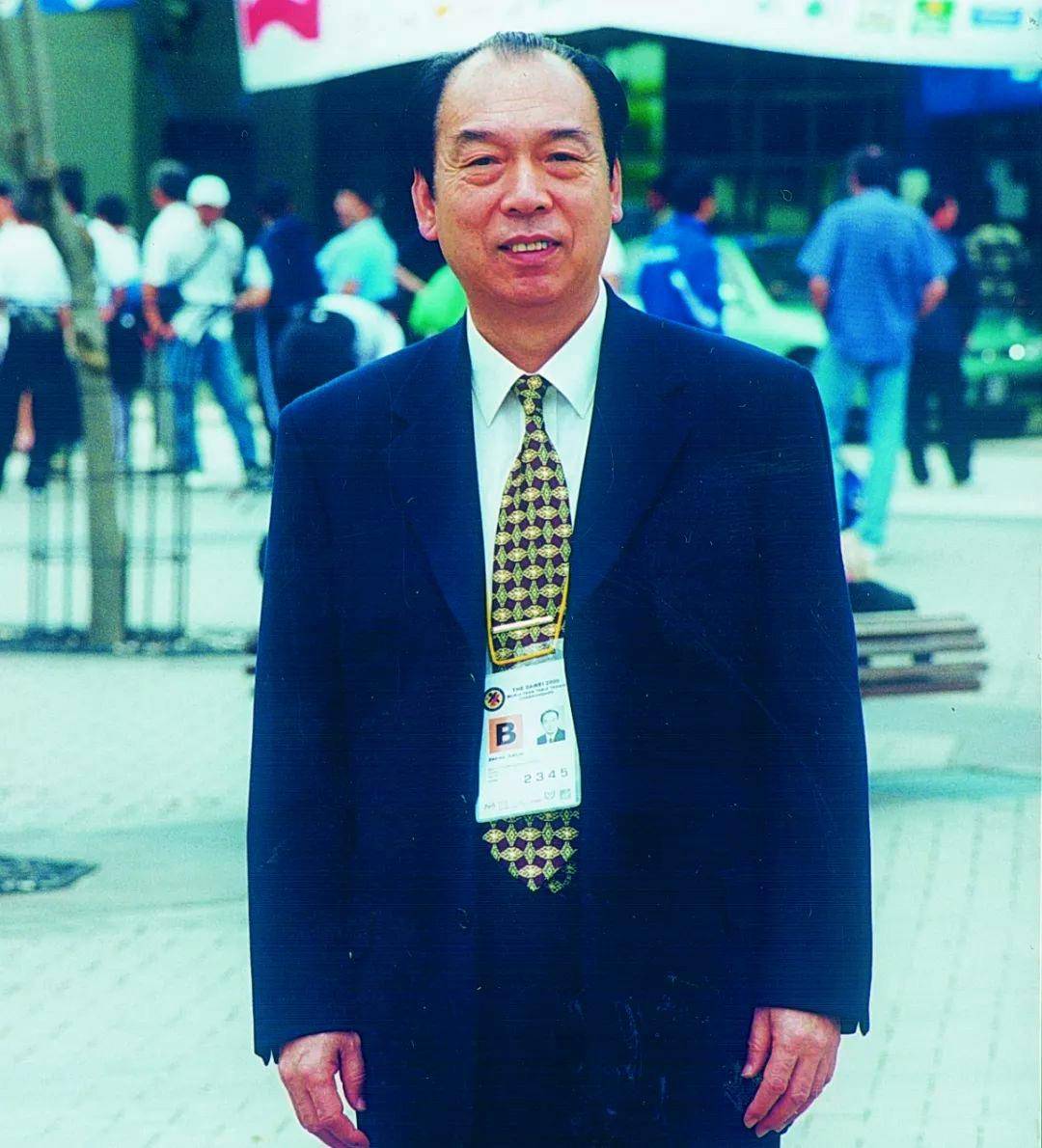 当时国乒女队主教练张燮林也是镇江人,与邬娜是老乡,他鼓励邬娜:镇江