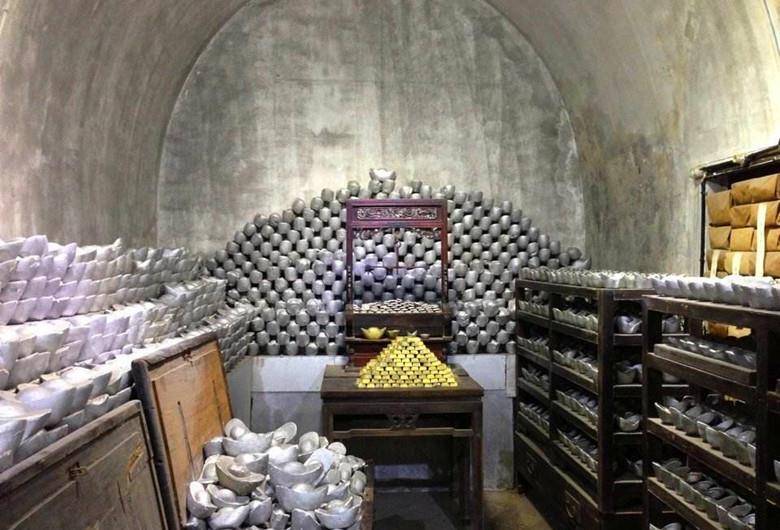 大家熟知的晚清首富胡雪岩,云南钱王王炽,都是红顶商人,他们开设的