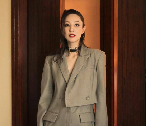 原创郑希怡时尚大片曝光长发造型温柔知性短发御姐又飒又拽