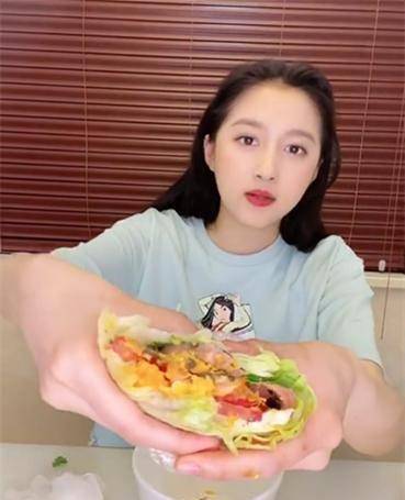 原创原创23岁关晓彤和46岁方琼选择早餐的方式不同网友这是2代人