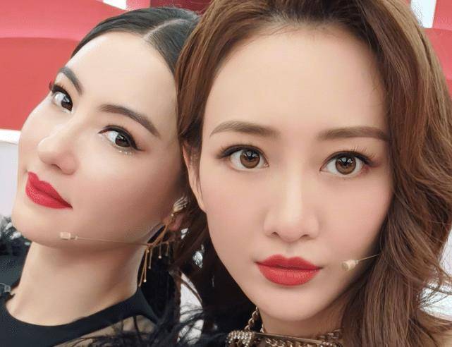 王鸥晒姐姐团"怼脸自拍",周笔畅牙上沾口红,40岁张柏芝浓妆惊艳了