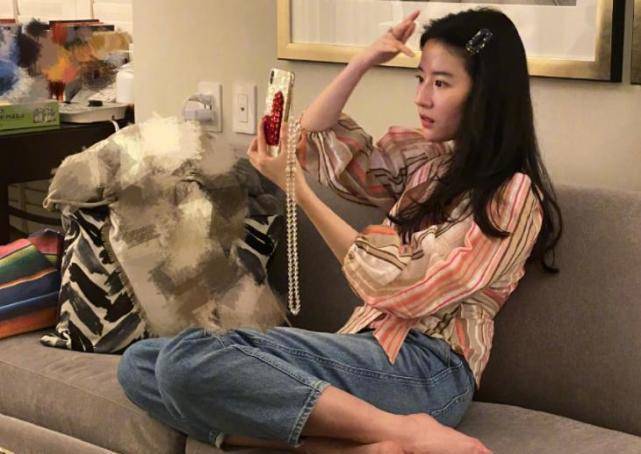 原创33岁刘亦菲近照穿碎花裙发量浓密谁注意镜子里的画面太真实了