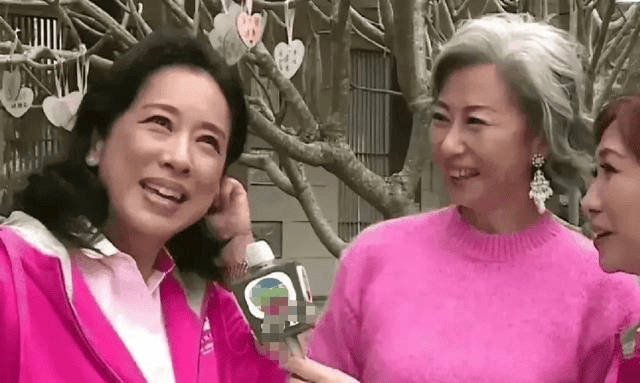 62岁叶倩文与65岁朱玲玲同框,两人粉红装扮显年轻,状态都很好