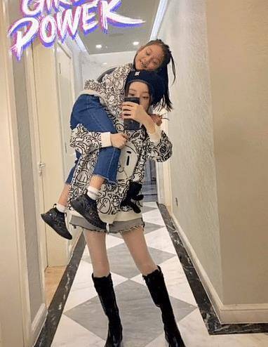 原创李小璐母女同框纸片人身材引热议7岁甜馨也是竹竿腿