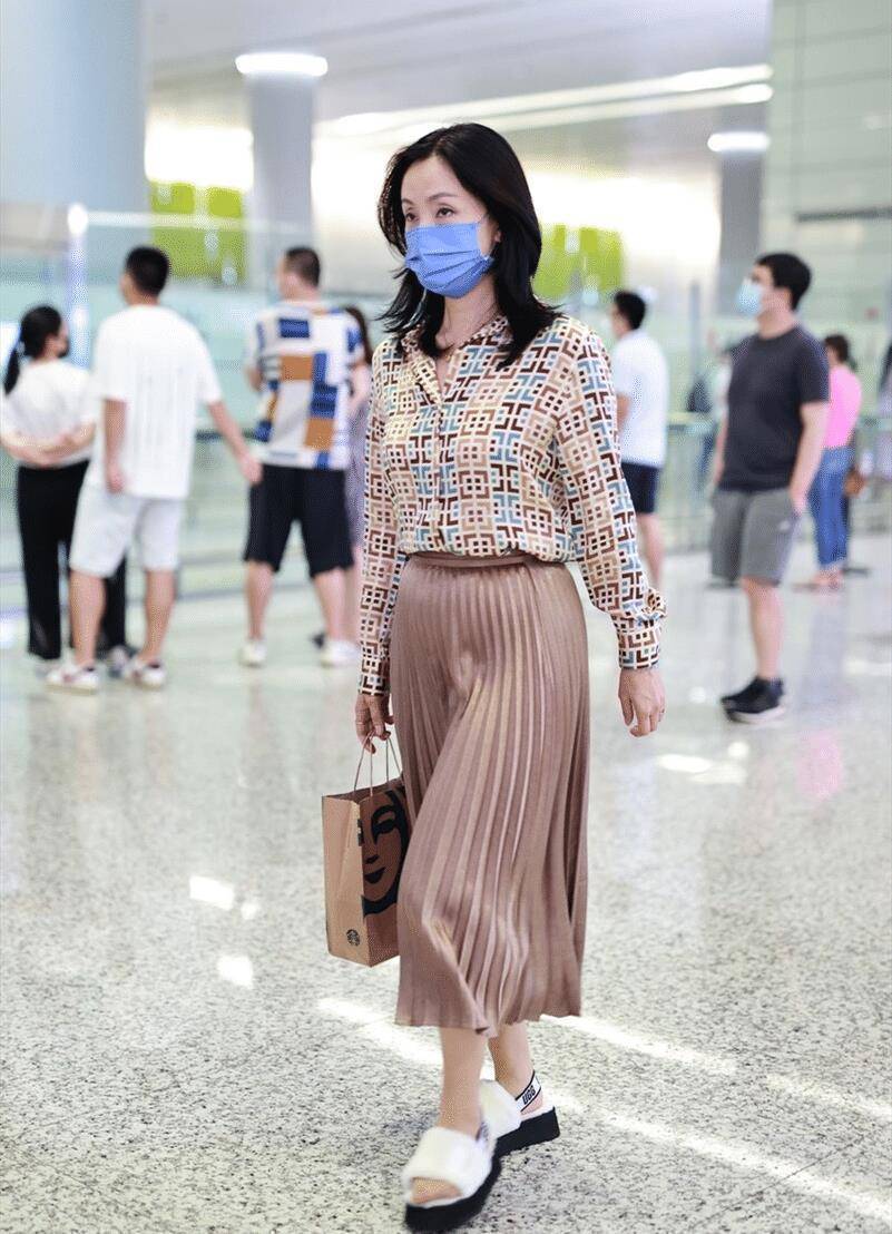 原创陶虹人到中年好会穿衬衫配百褶裙好优雅但丝袜配凉鞋看不懂