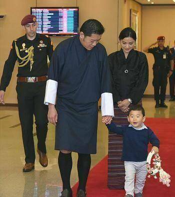 原创原创3岁不丹王子骑在老爹肩膀上国王还乐得手舞足蹈看着好亲切