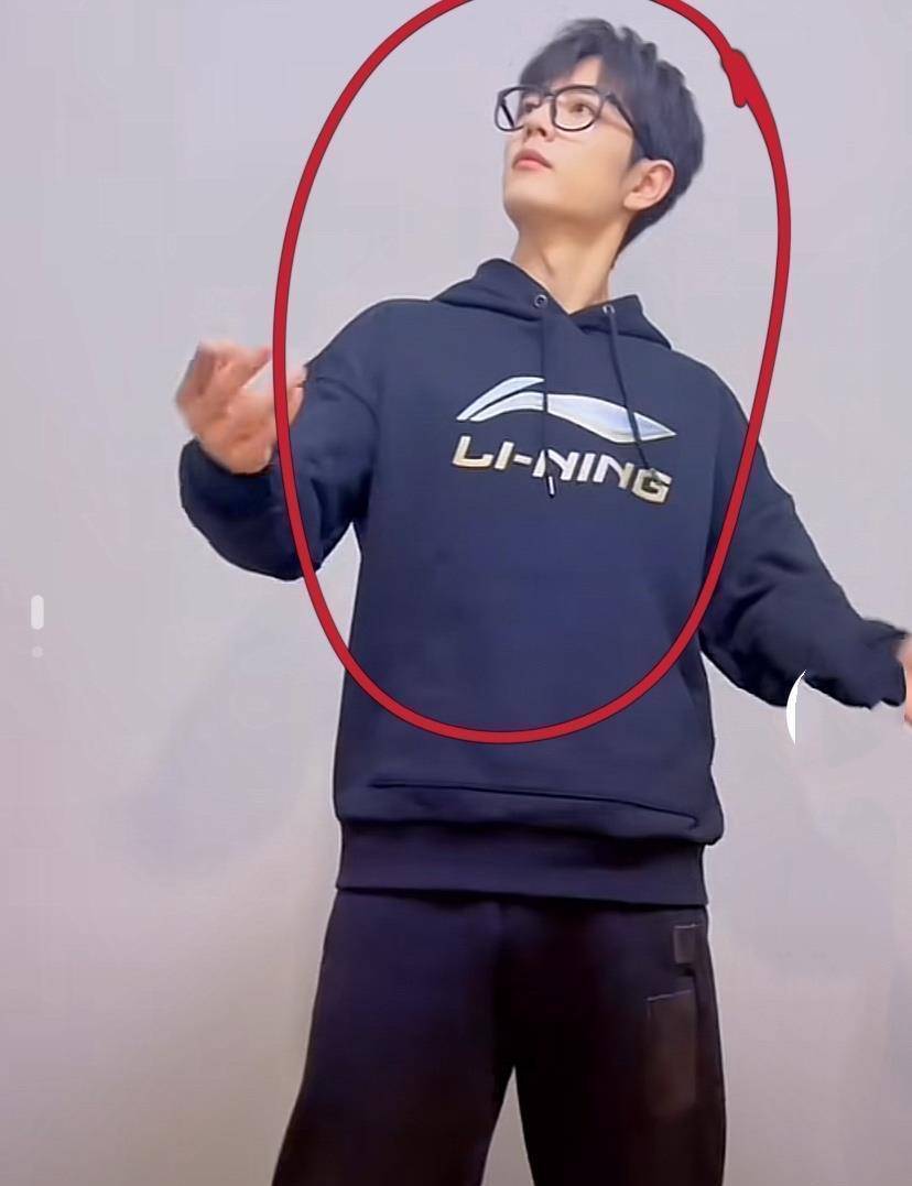 肖战深夜发福利玩扇子遭遇翻车近照瘦得有点脱相了